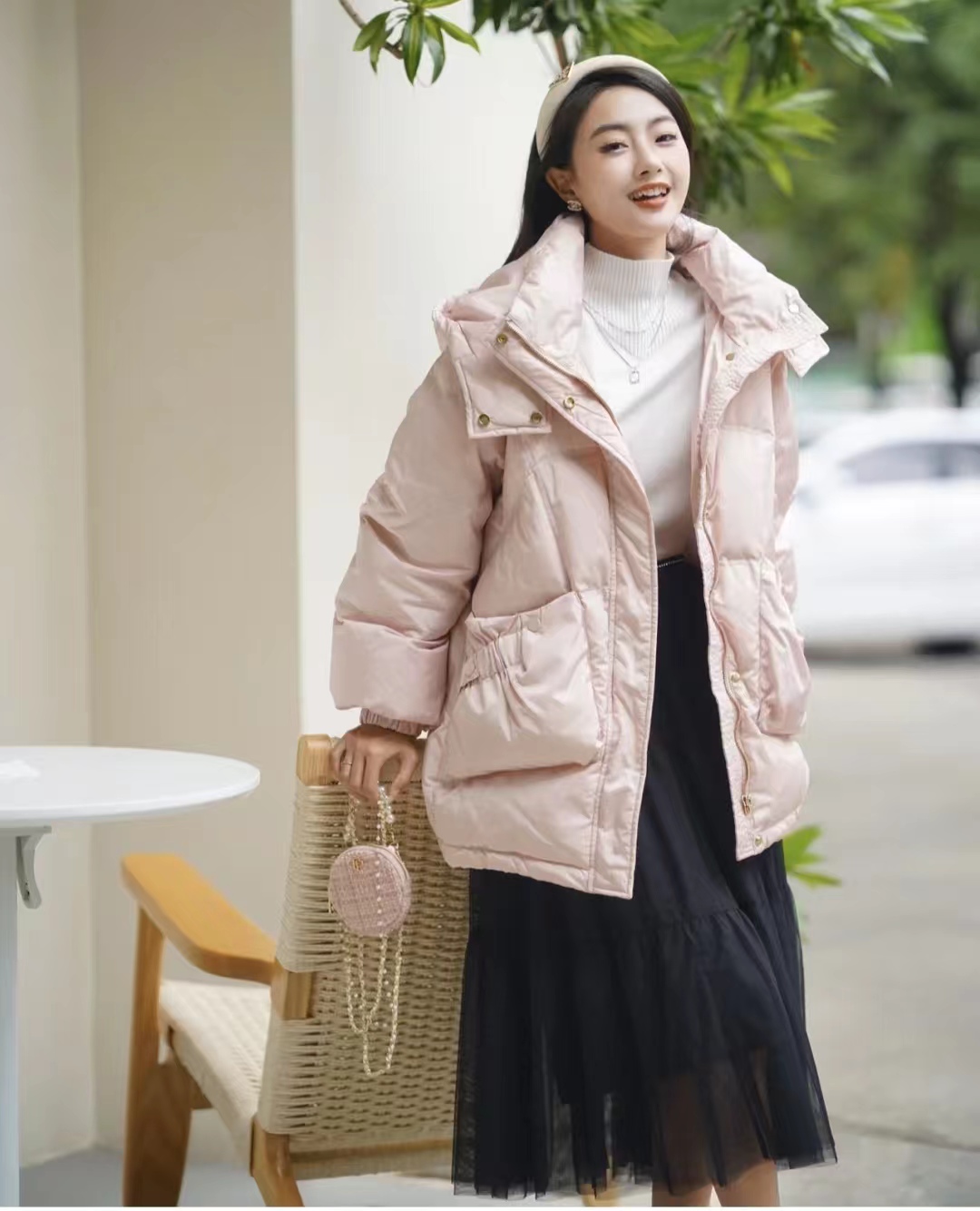 冬季穿什么颜色的羽绒服最百搭,流行的冬季羽绒服颜色搭配