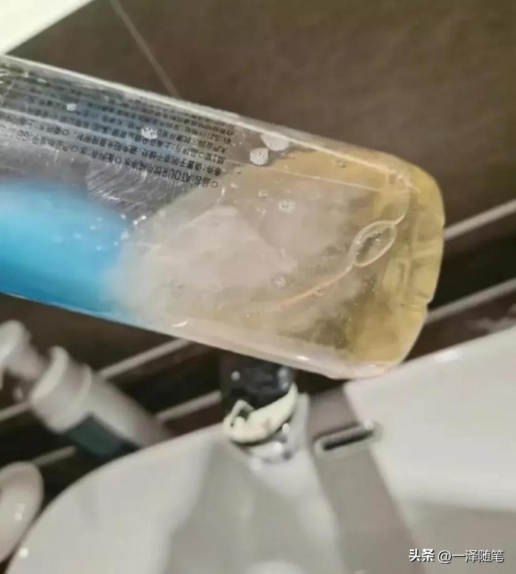 宾馆沐浴露疑似有不明液体,住客洗澡发现花洒有粪