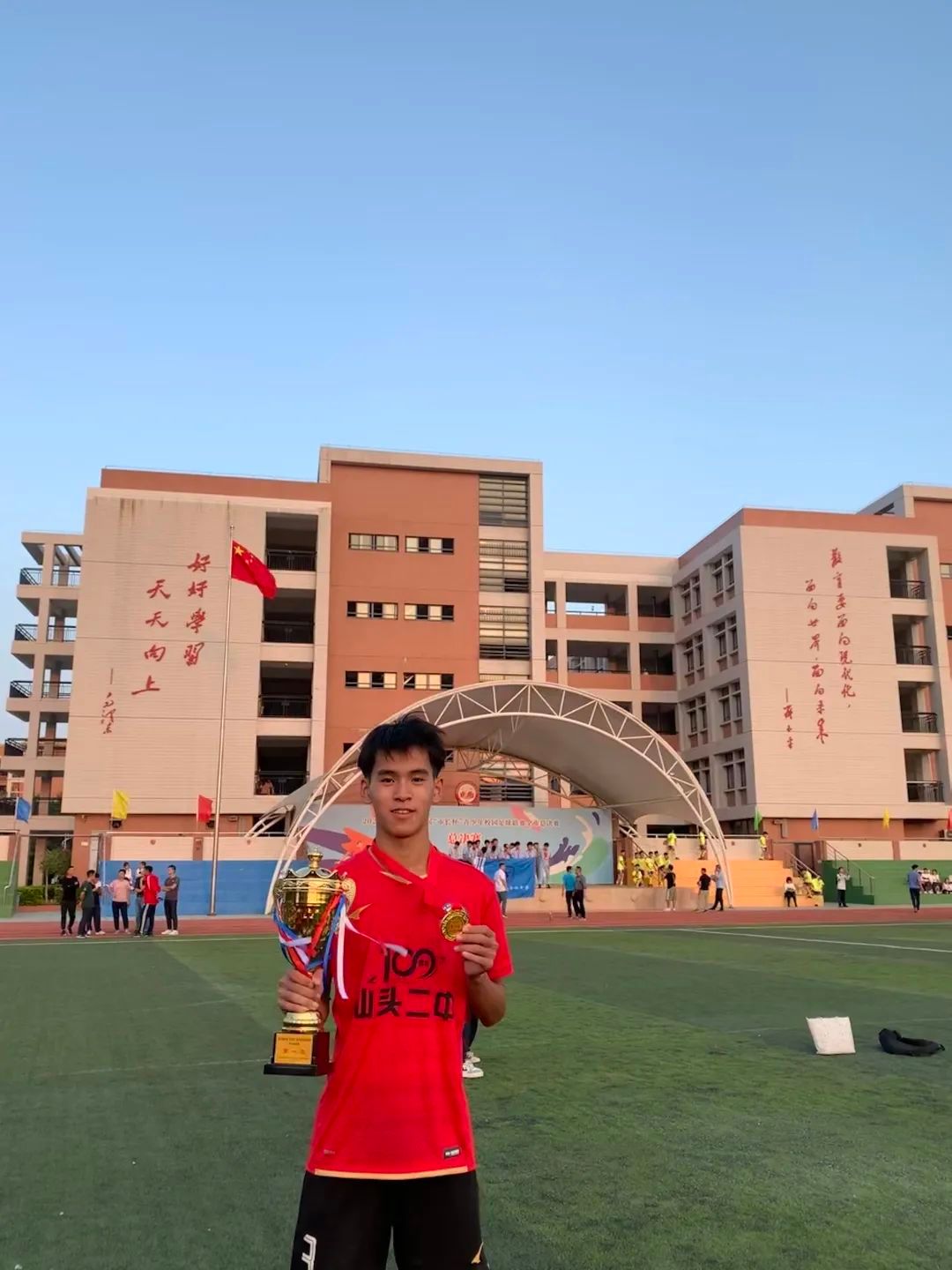 校园足球|汕头市第二中学黄鑫跃、郑铠敏：只有团队的赢才是赢