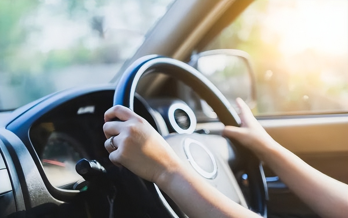 新手车胎爆了该怎么办,车胎爆了不用慌拿出手机拍个照