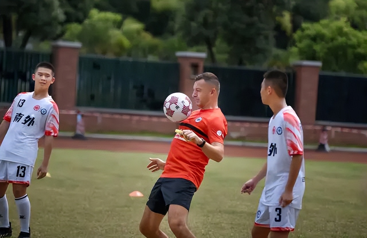 深圳外籍教练跳海协助救人,跳海救人小伙后续