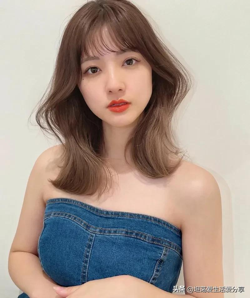 两边翘起来的发型有氛围感,散发发型既简单又俏皮