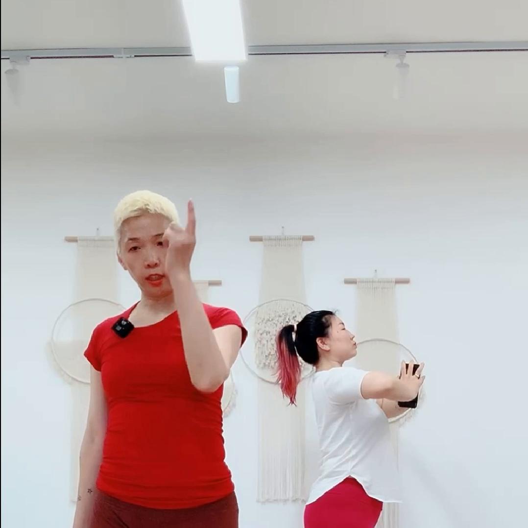 看看你训练时的样子,练习哪个动作能使僵硬身体变软