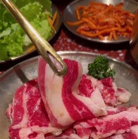 食光里丨每天都在排队的烤肉店，石景山这个“老太太”厉害了