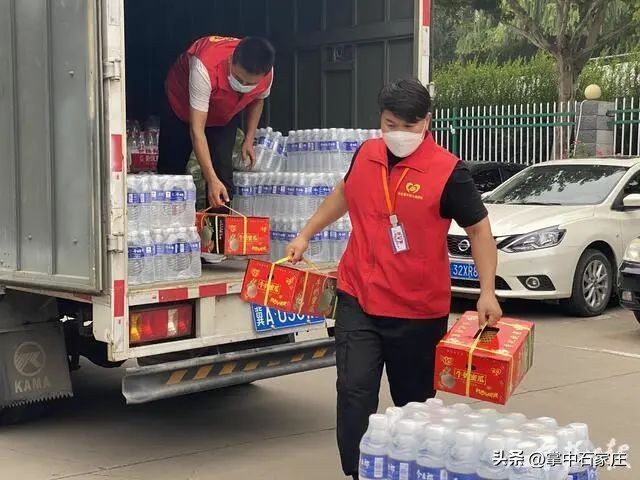 全城涌动“志愿红”