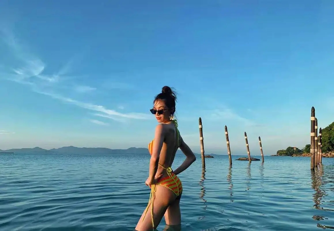 钟楚曦时尚大片释出，身穿白色吊带露肚脐，身材比例超好腿长惊人