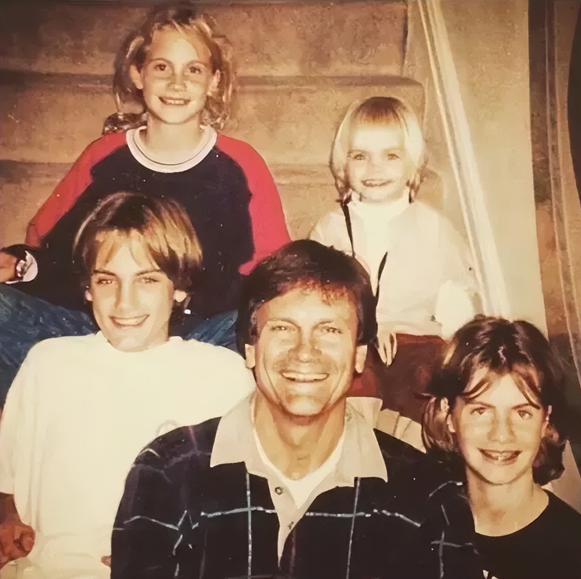 美国女星走秀衣着暴露引成争议,好莱坞女明星街头