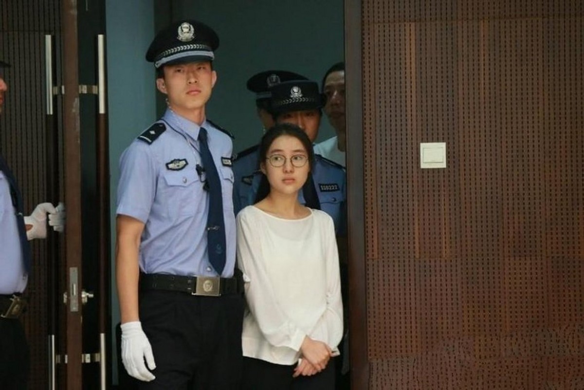 谁说虎毒不食子?亲手把郭美美推入深渊的始作俑者,是她亲妈