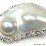 马贝珠珍珠,英国女王绿松石胸针