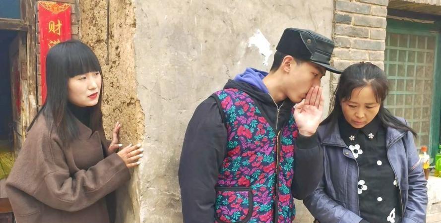 儿媳眨眼逼我说退休金只有3000，亲家跟我不一样