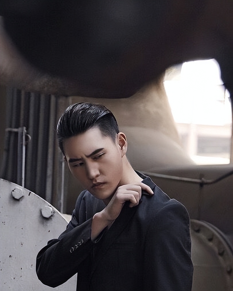 男人40岁后“发型决定气质”，这3种发型建议避开，会显老显油腻