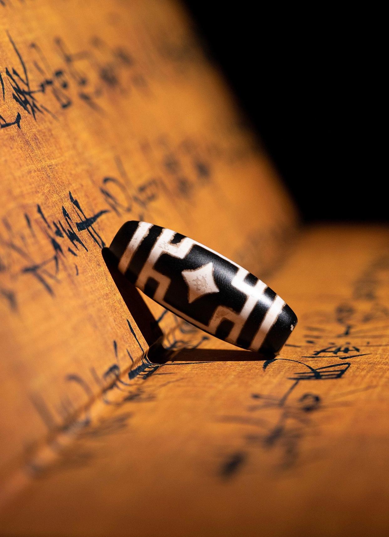 尼泊尔的天珠为啥便宜,全球唯一一个尼泊尔蓝纯天然天珠