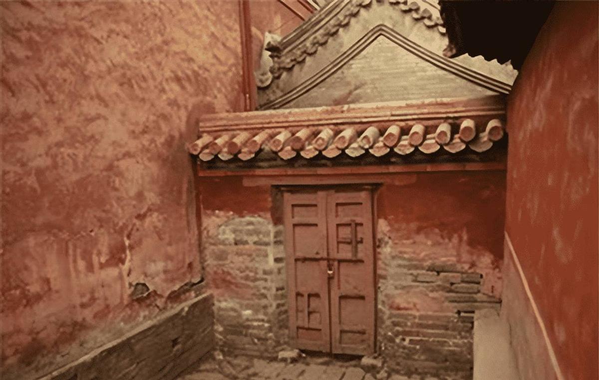 高清老照片：旗人格格大腿岔开豪放洗衣，地主三妻四妾不输女明星