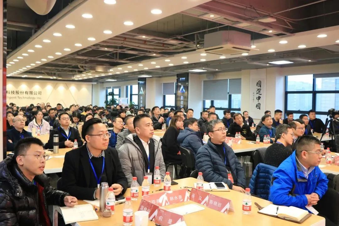 高举旗帜凝心聚力团结奋进,高举理想旗帜助力国家发展