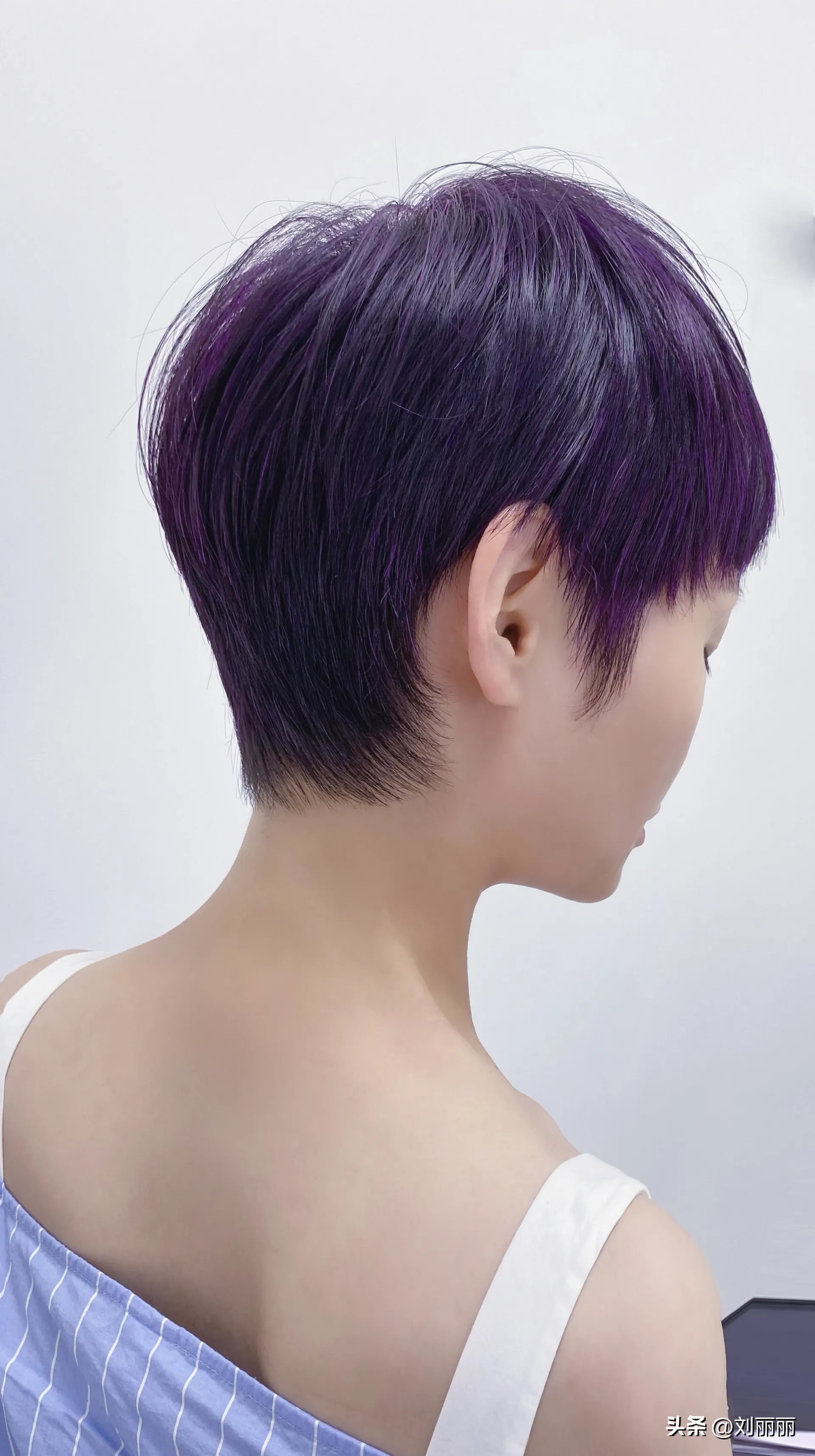 满头白发老年女性齐耳短发烫发,60岁妈妈白发短发最新发型