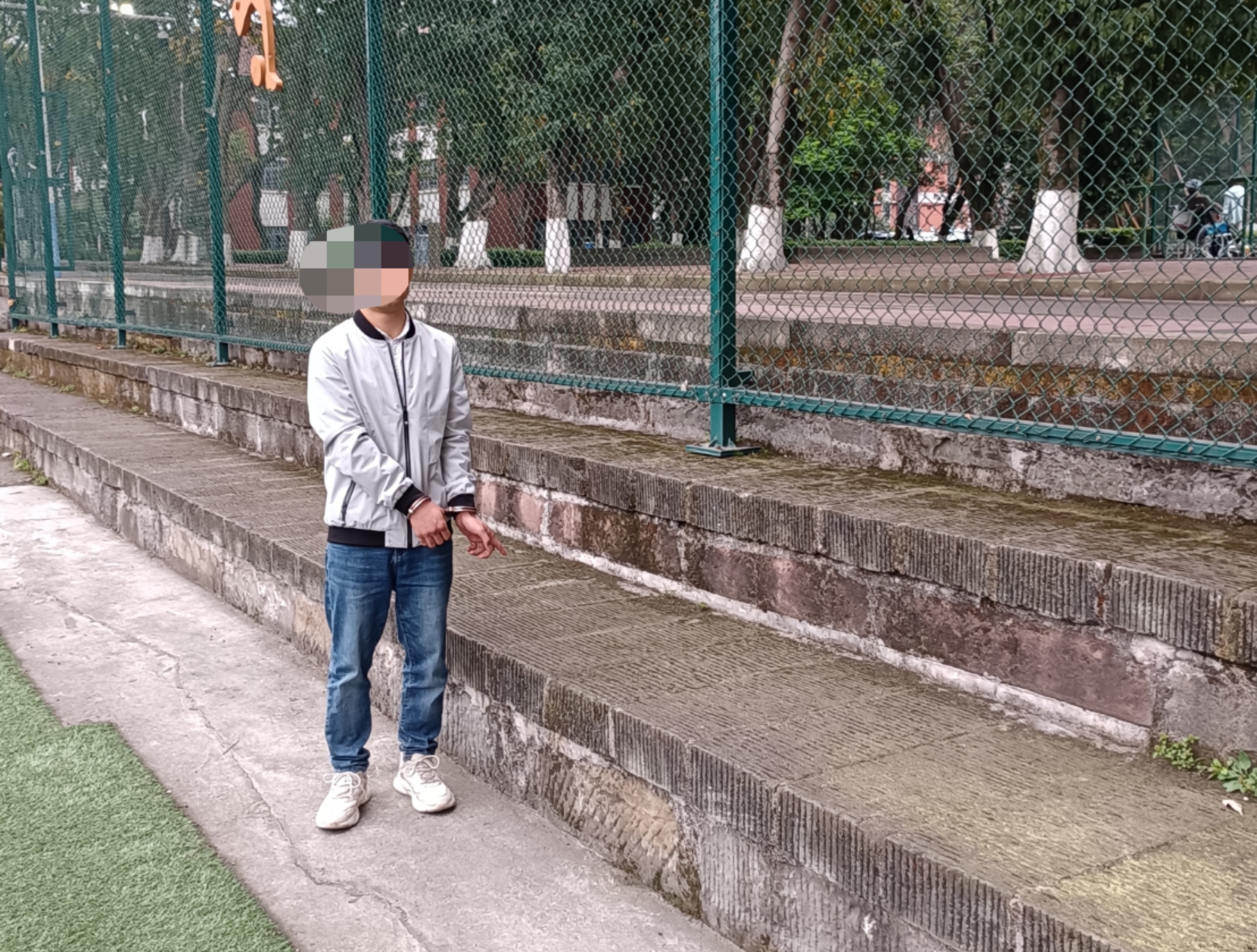 男子偷了块手机被民警当场抓获,偷手机次日双双落网