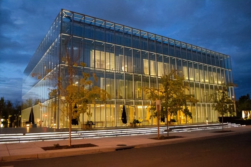 俄勒冈大学—一所具有百年历史，有世界级教育和研究水平著名学府