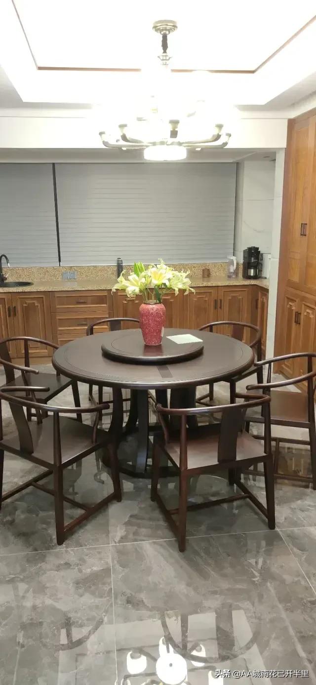 老公先斩后奏花2000多买了这丑不拉几的桌子，我真的好想扔了……