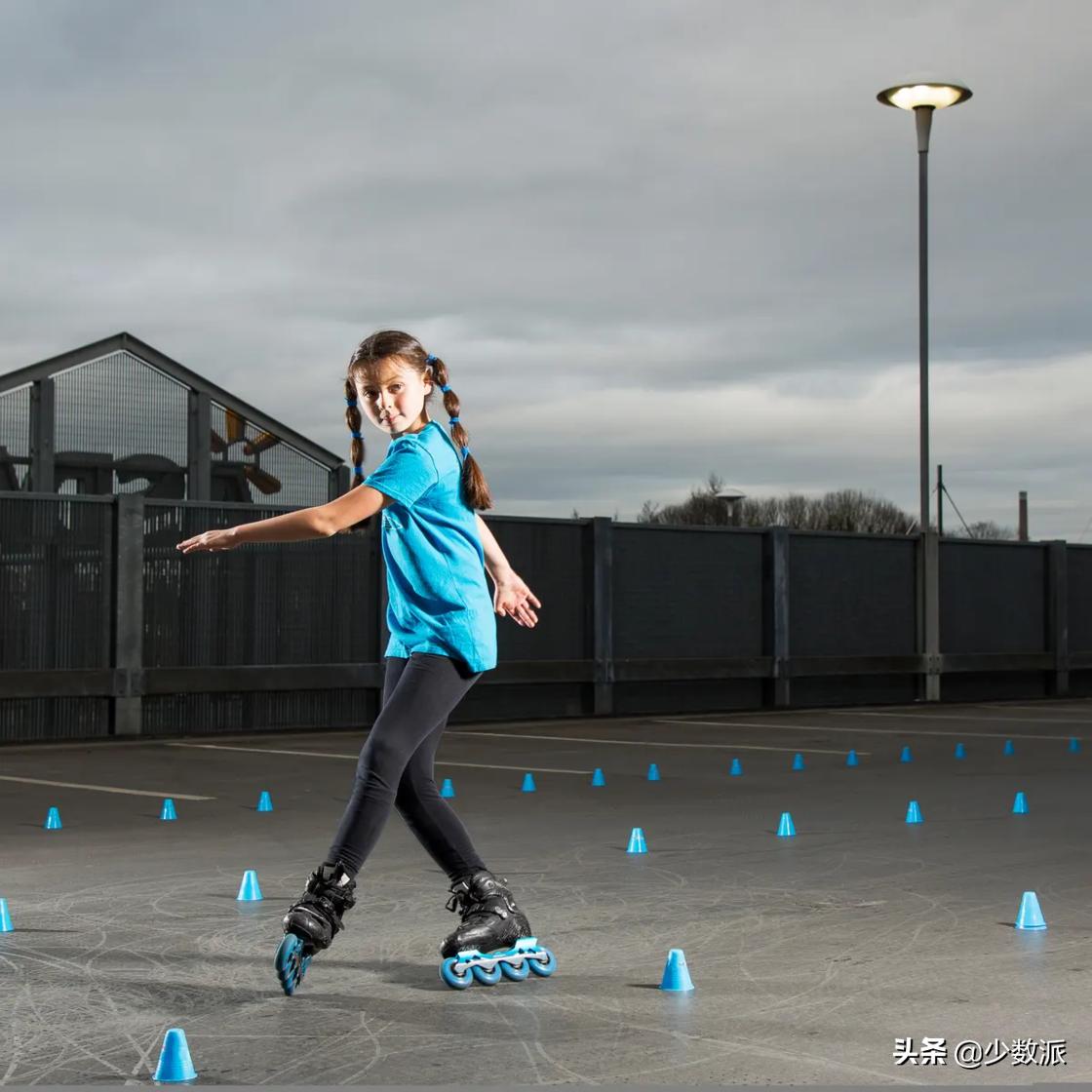 轮滑初学入门教程小孩,轮滑运动如何科学入门