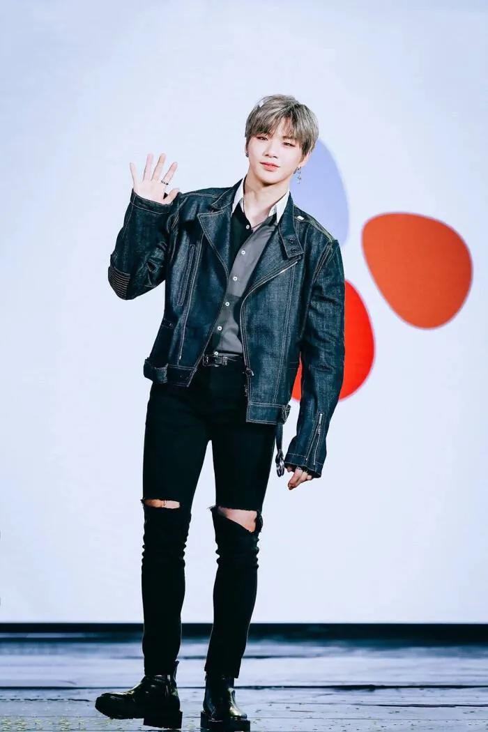 韩国学生党提气色润唇膏,润唇膏涂脸韩剧