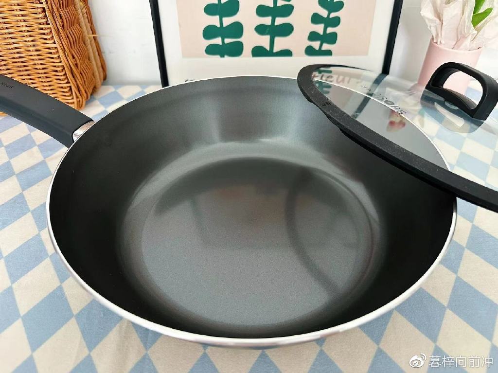 什么材质的锅不粘锅又耐用,刚买回来的锅好用又不粘锅无烟