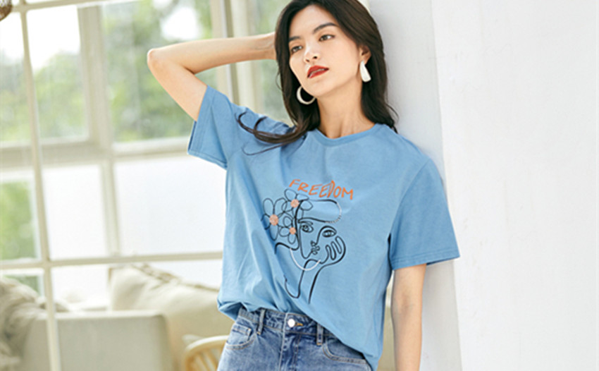 浅蓝色t恤搭配什么裤子男,浅蓝色t恤搭配什么颜色的裤子