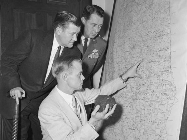 被陨石砸到了怎么办,被陨石砸的感觉