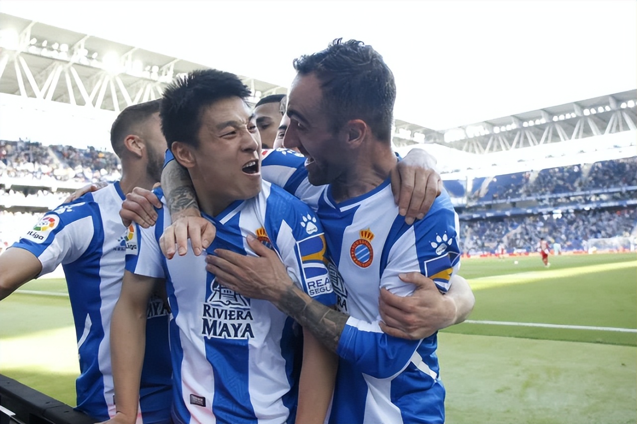 武磊绝杀塞尔塔全场高喊武磊,武磊塞尔塔凌空斩破球荒