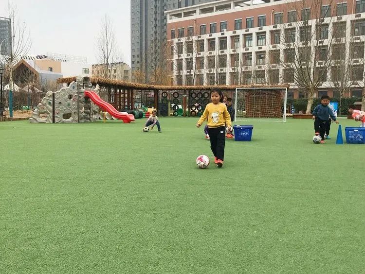 香蕉哥哥，一起动起来吧！奎文区实验幼儿园让更多的孩子逐梦绿茵