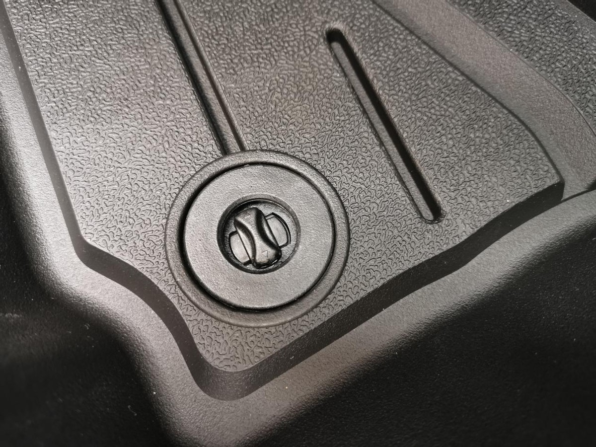 汽车里一股臭脚味,汽车脚垫有臭味怎么消除