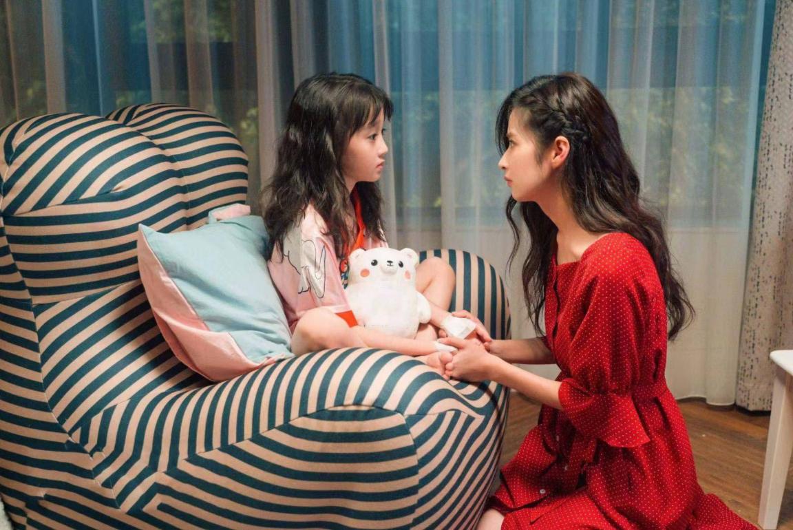 女子谈女儿遭玩伴踢下水,母亲谈女童被同伴踢下水