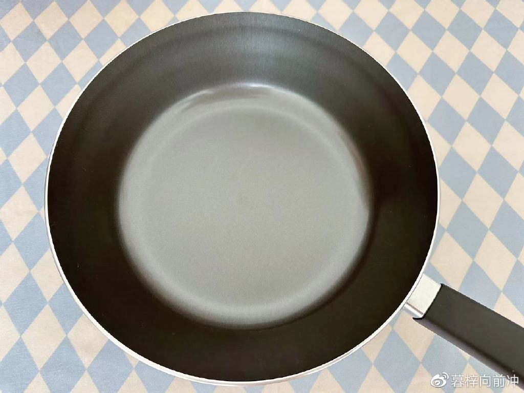 什么材质的锅不粘锅又耐用,刚买回来的锅好用又不粘锅无烟