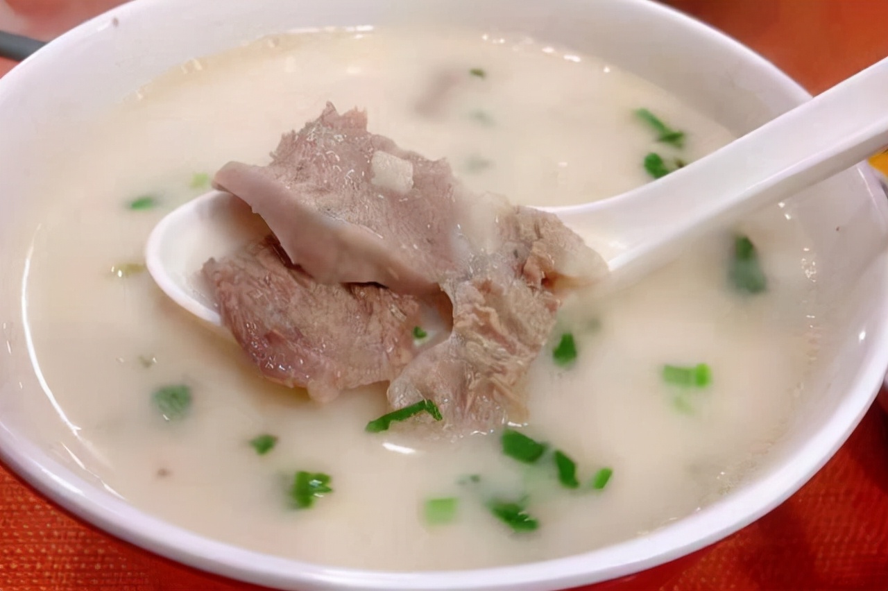 济南东部有名的羊汤馆,济南羊汤加汤8块