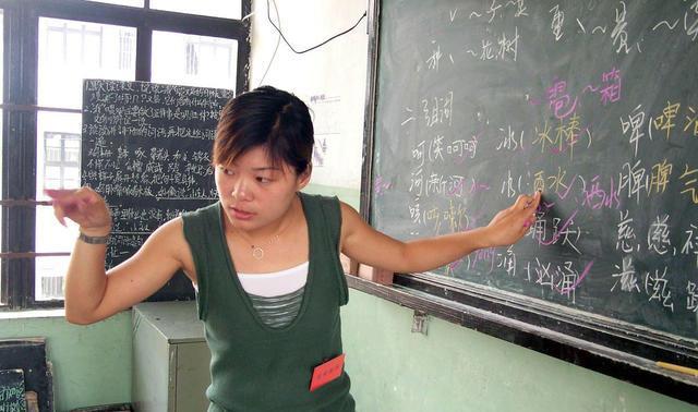 尿急女生遇见老师拖堂，小声催促了句“快走”，不料引发严重后果