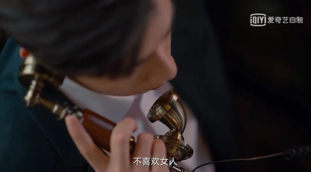 敢问这位男演员是沉浸在民国剧中无法自拔了吗？