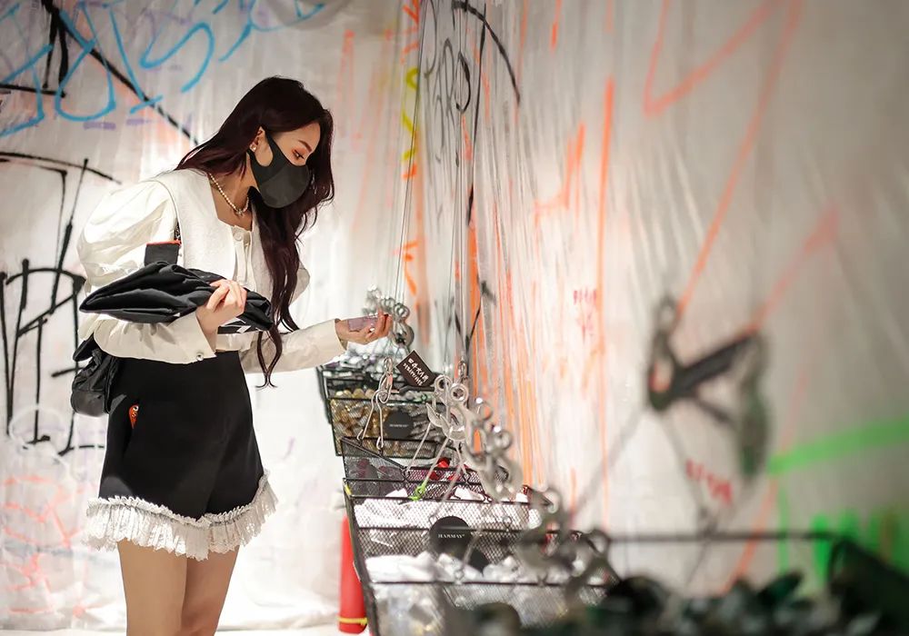 独家｜話梅要造一个“线下李佳琦”？