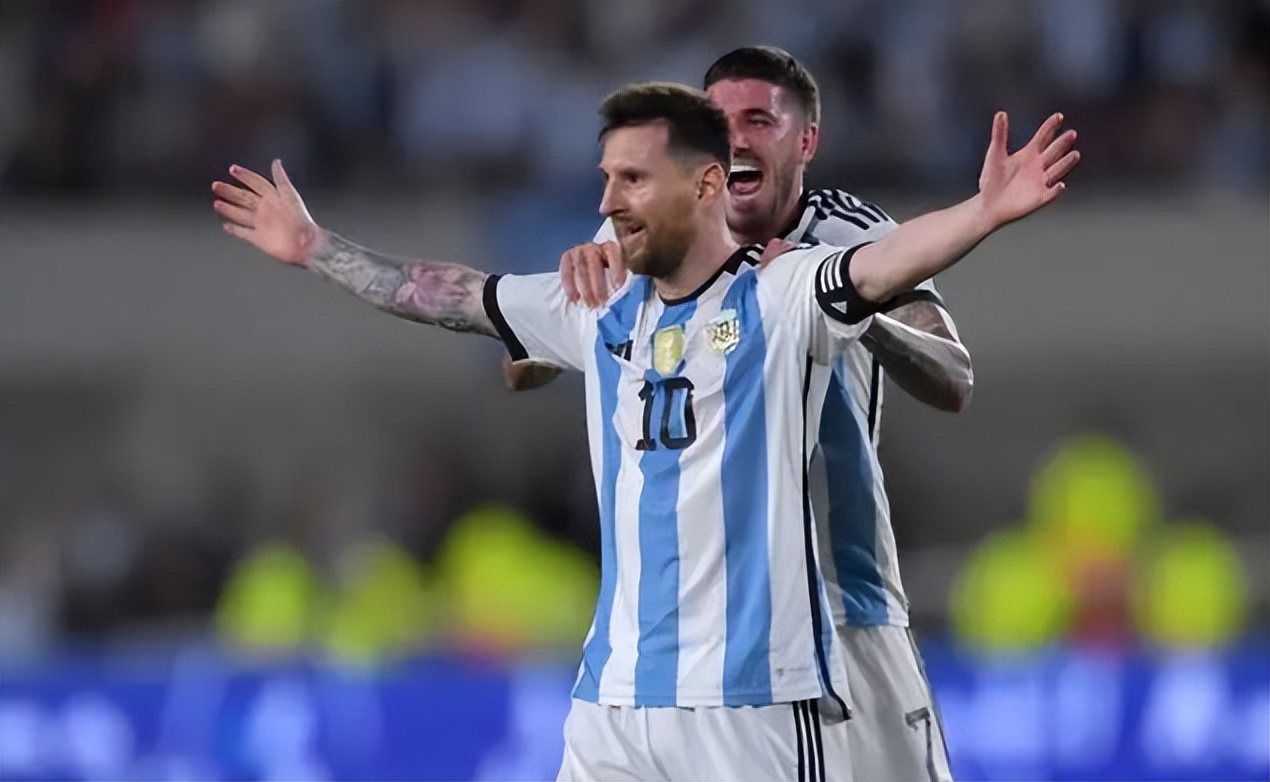 又是苦尽甘来！梅西收获生涯800球！膝盖被铲出血也毫不在乎