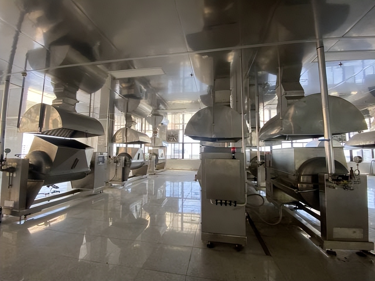 他从经营一家杂咸铺开始，成就香港橄榄菜江湖传说