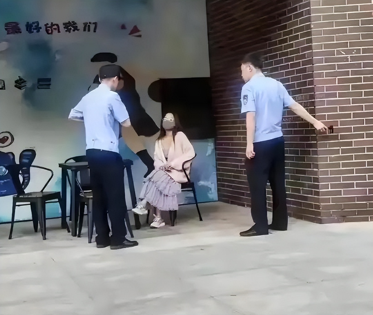 不满邻桌*辱侮**猫咪,天津大学女生往男生头上扣菜,偶像剧看多了吧