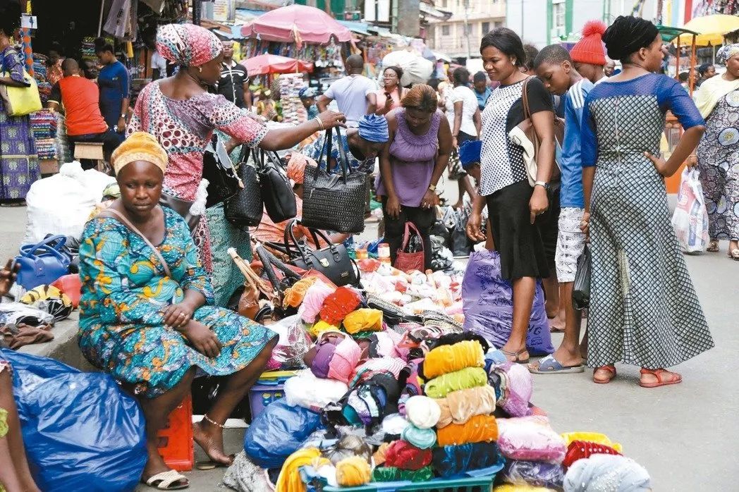 在非洲卖中国不要的衣服，一天狂赚20万！女式内衣最受当地人欢迎