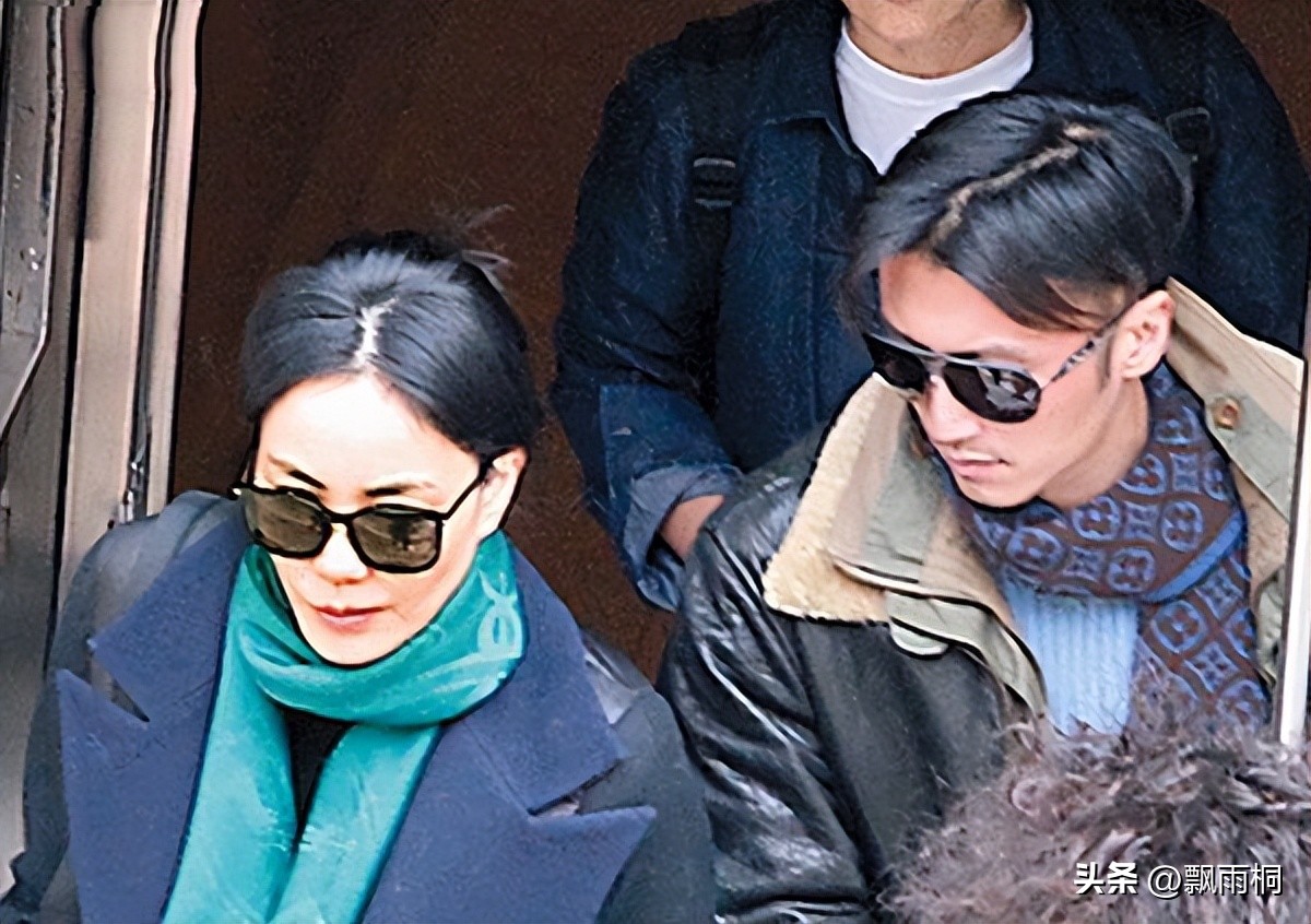 王菲谢霆锋机场牵手：时隔23年，爱情不只是传奇而已