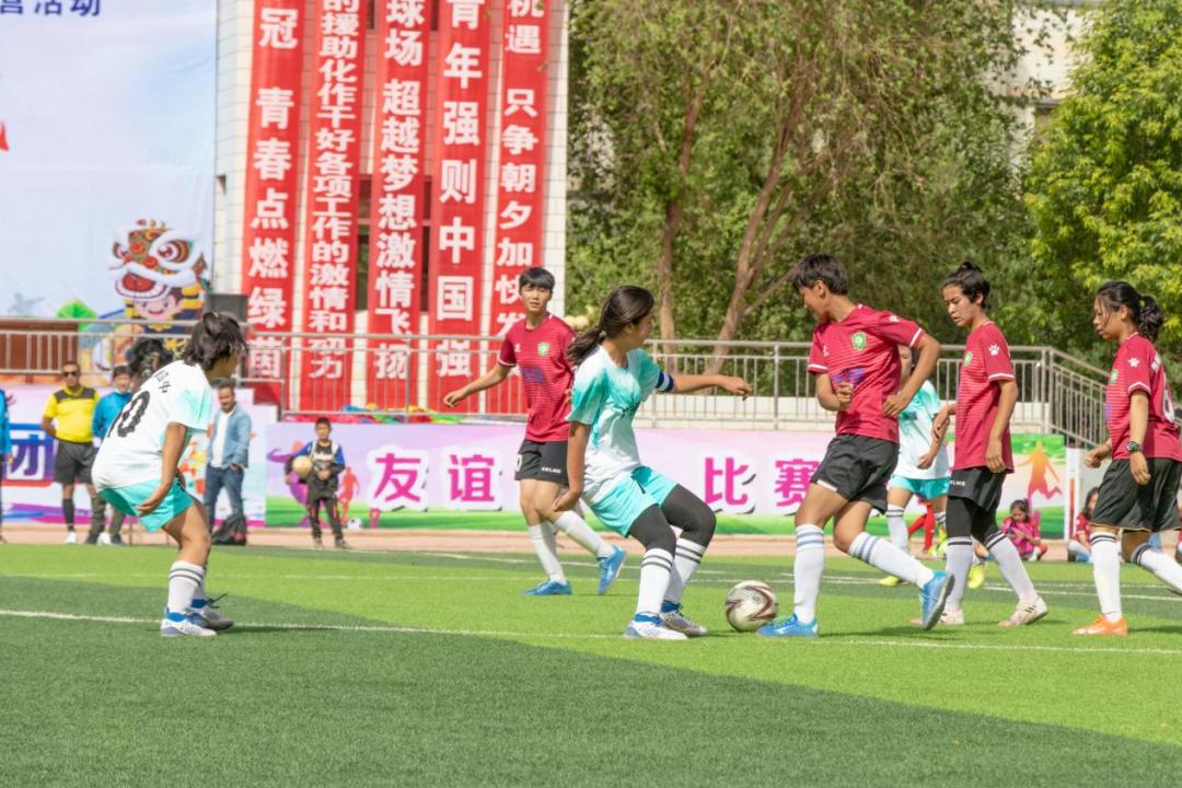 以赛会友，佛伽足球少年绿茵场上“秀脚法”