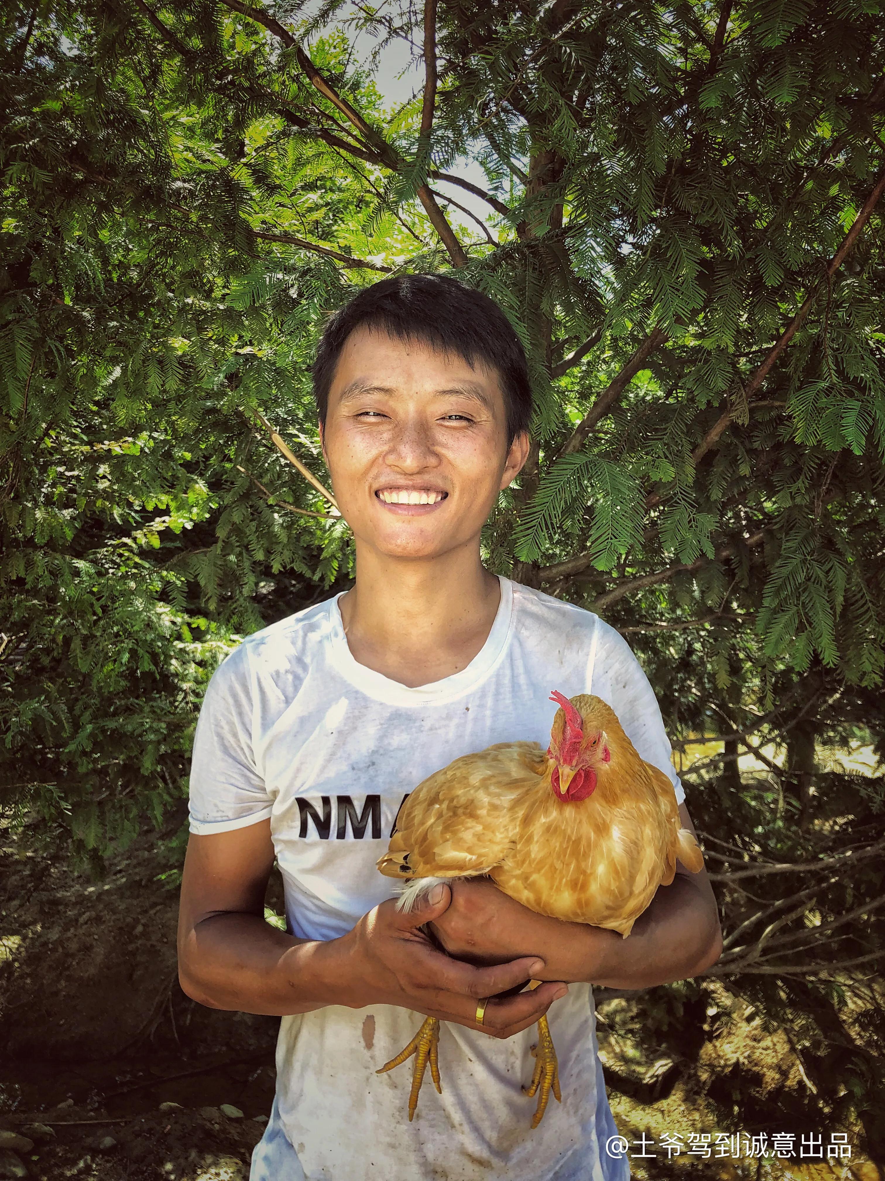 大家好,我是胡铭浩,来自安徽省旌德县白地镇,今年37岁,现在是一名返乡创业青年。