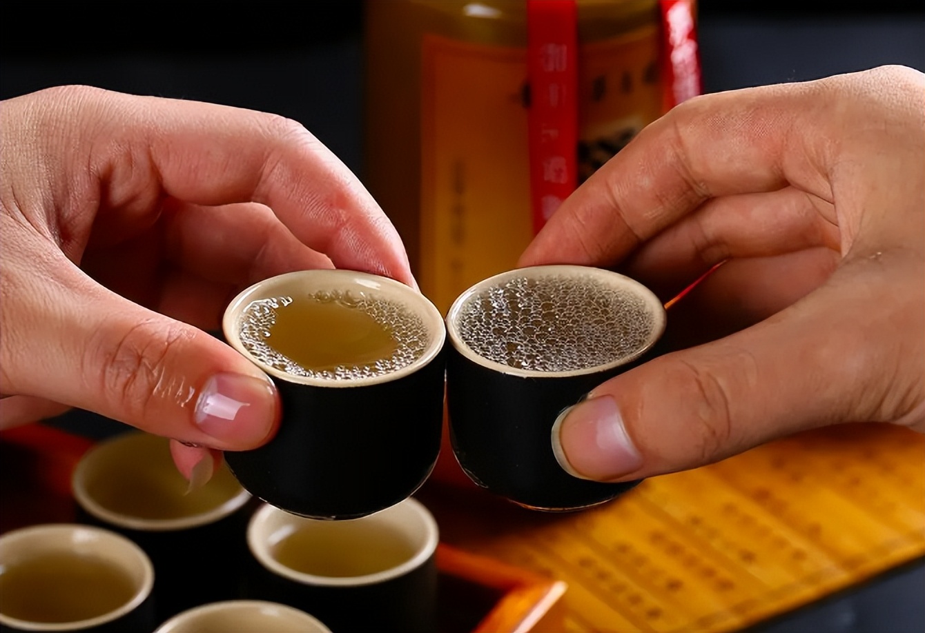 大量欧美人涌入中国旅游,法国人看中国白酒