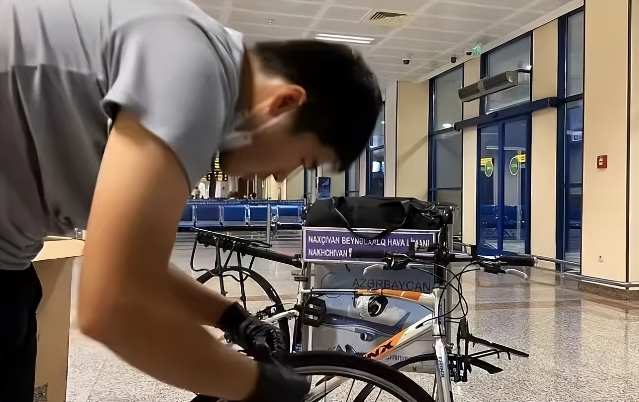 中国小伙徒步环球世界,中国小伙骑行2000公里到达卡塔尔