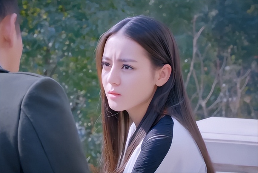 “金鹰女神”迪丽热巴:靠杨幂爆红,工作四年无休,沦为无戏可拍