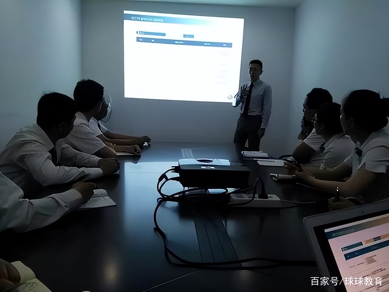 编制内不一定都香甜，邮政离职员工自诉：毕业生别来，会后悔