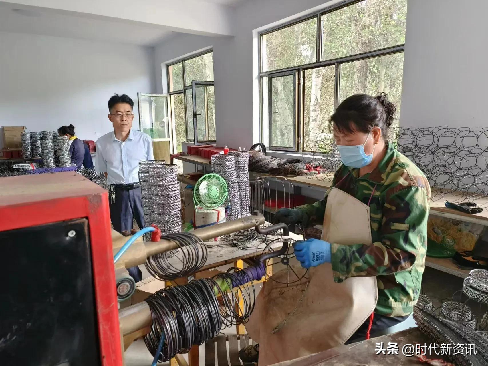 灵丘县东河南镇灯笼生产帮扶车间照亮村民致富路