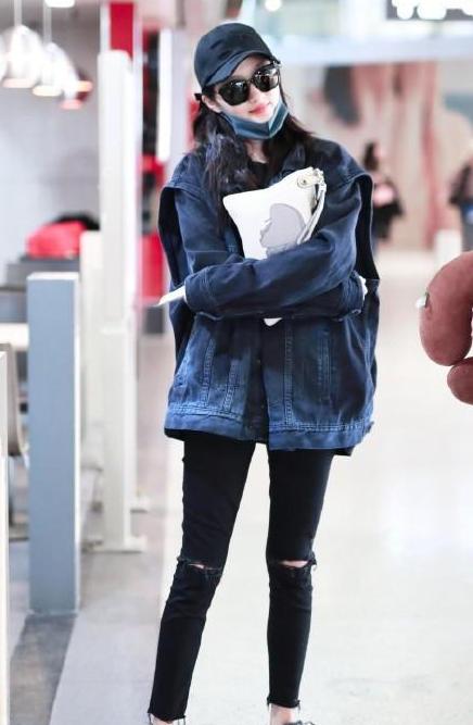 关晓彤破洞裤少女感,关晓彤破洞裤秀逆天长腿