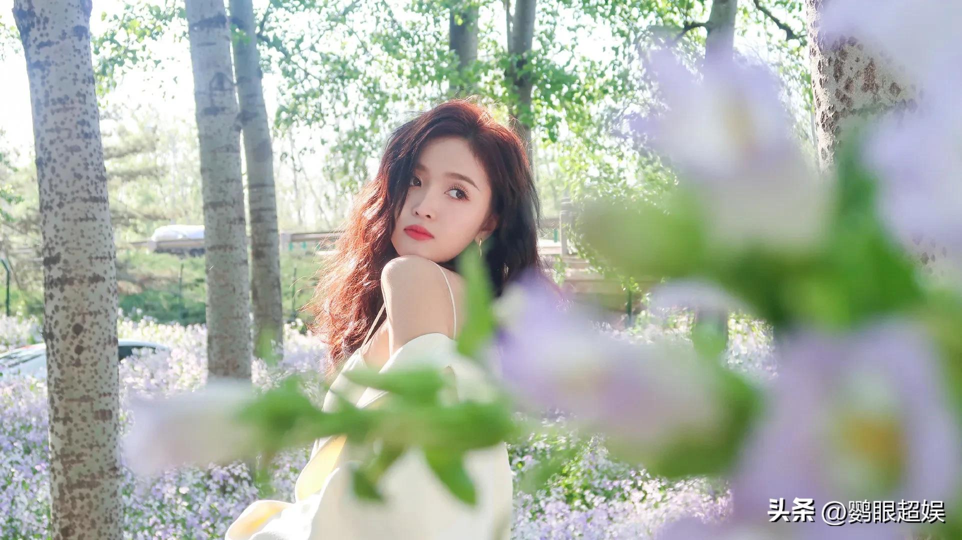 吴宣仪白色露背吊带长裙,吴宣仪白色吊带长裙造型写真